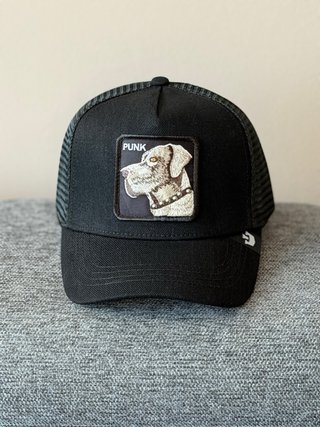 Gorra Negra con Parche Punk