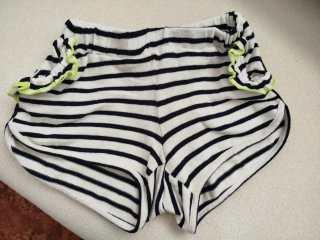 Shorts a rayas con volantes