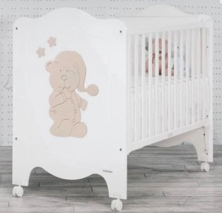 Cuna blanca con osito y estrellas