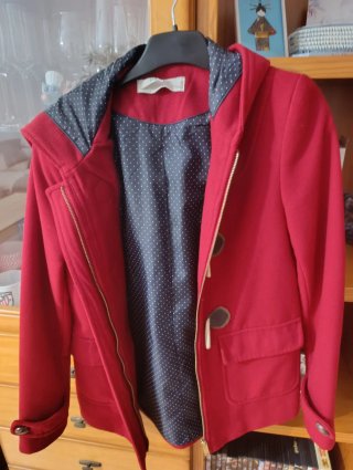 Abrigo rojo con capucha