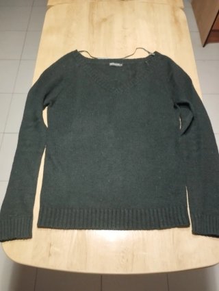 Jersey Negro de Lana con Cuello Pico Terranova