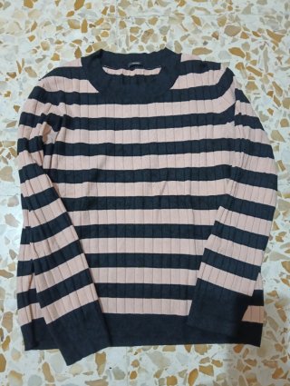 Maglia a righe nere e rosa