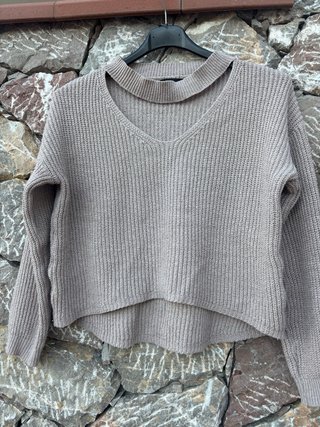 Maglia Lavorata con Scollo Choker Cut-Out