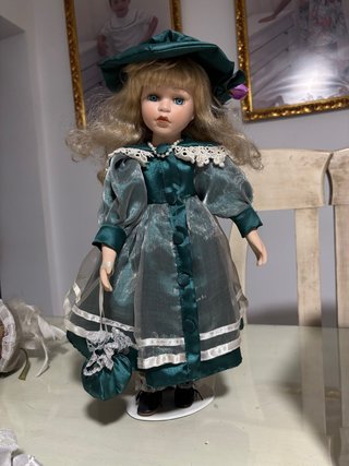 Muñeca de Porcelana con Vestido Verde