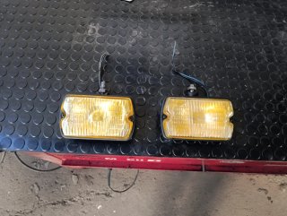 Faros antiniebla clásicos amarillos.