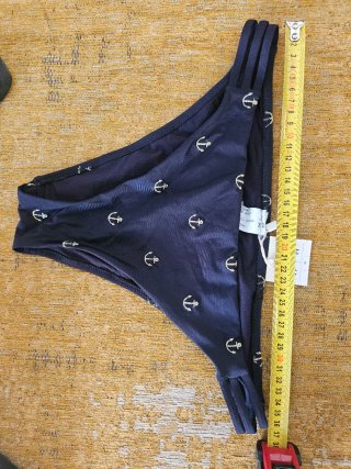 Bikini azul con estampado de anclas doradas
