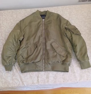 Chaqueta Bomber Bershka Caqui