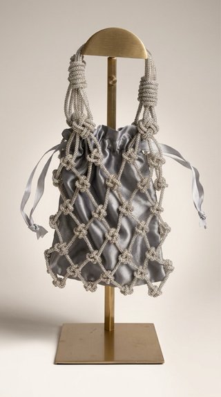 Bolso de mano artesanal en macramé