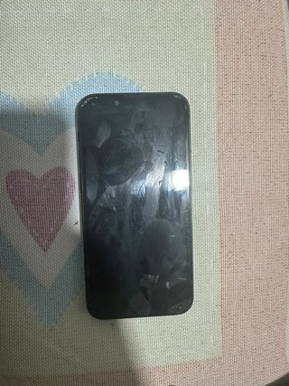 iPhone 13 mini verde con su caja