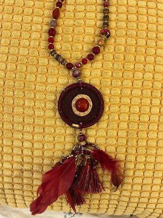 Collar Granate con Abalorios y Plumas