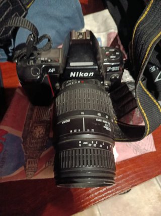 Cámara Nikon F-801 con Objetivo Sigma