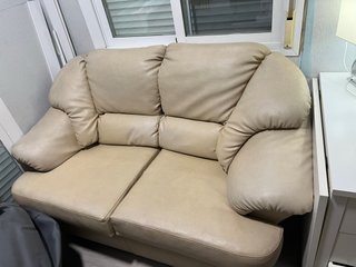 Sofá de piel beige 2 plazas mide 168-170