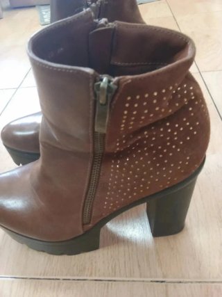 Botines Marrones con Tachuelas Talla 38