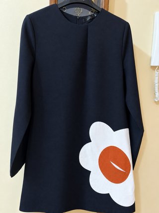 Vestido negro con flor naranja Talla M