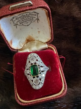 Anillo con piedra verde y brillantes