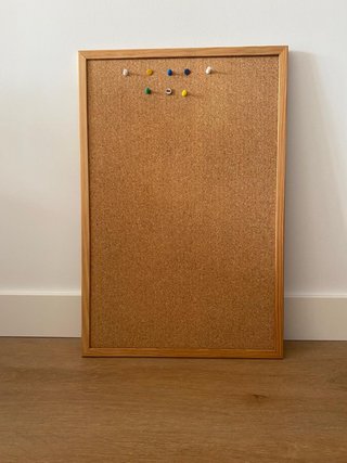 Tablero de corcho con marco de madera
