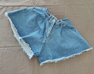 Pantaloncini di jeans con orlo sfrangiato