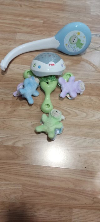 Móvil Musical de Cuna Fisher-Price y peluches.