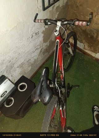 Bicicleta de Montaña Roja y Negra