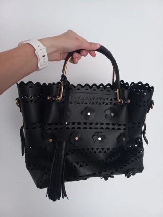 Borsa nera con dettagli floreali