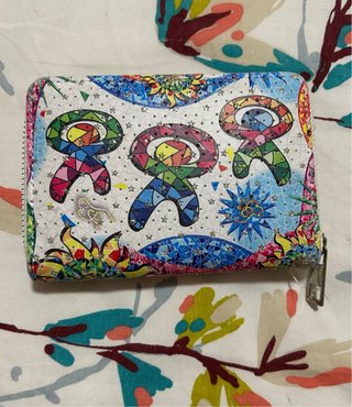 Cartera con diseño de figuras y mosaico