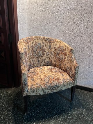 Butaca auxiliar clásica tapizada estampado floral
