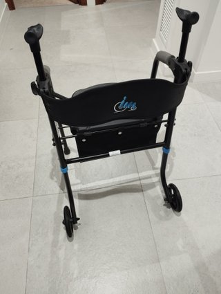 Andador con asiento y cesta