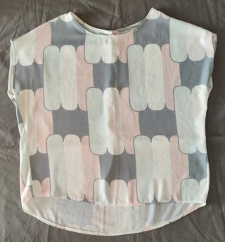 Blusa con estampado geométrico