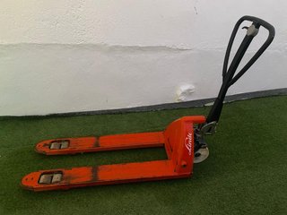 Transpaleta manual Linde