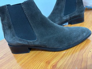 Botines Chelsea Gris