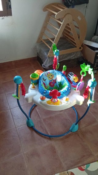 Saltador para bebé con juguetes y varias alturas
