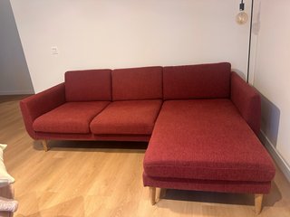 Sofá tres plazas con chaise longue.