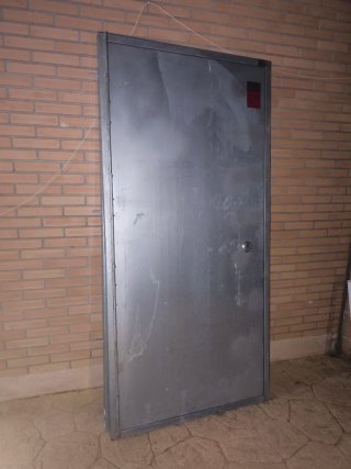 Puerta metálica antiokupación y llaves.