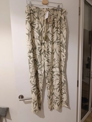 Pantalón ancho estampado hojas