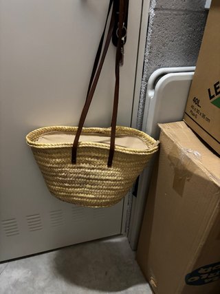 Capazo de mimbre con asas de cuero