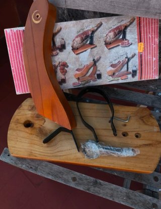 Jamonero de madera con soporte