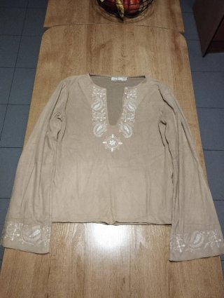 Blusa Boho Beige con Bordados en blanco