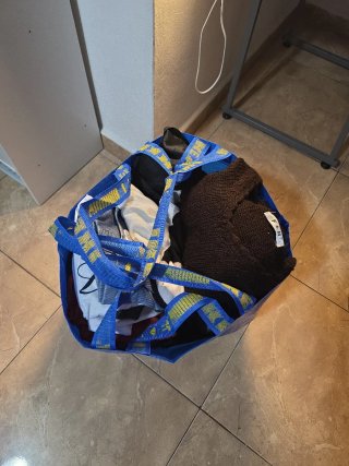 BOLSA CON ROPA VARIADA DE MUJER