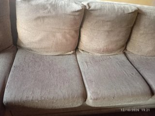 Sofá de tela beige/gris, estructura bien