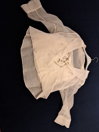 Top de pedreria y chaqueta de organza
