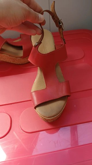 Sandalias de cuña rojas y marrones