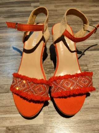Sandalias Andarina naranjas con pedrería