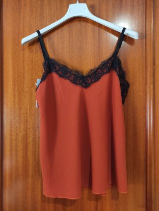 Top lencero naranja con encaje negro