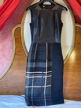 Elegante vestido de la marca BOSS, con una combina