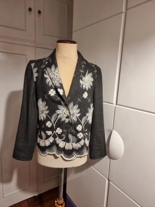 Blazer gris con bordado floral blanco