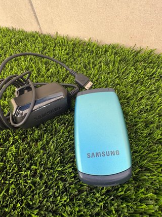 Móvil Samsung de Tapa Azul + cargador.Vintage 2000