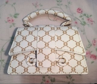 Bolso de mano blanco con estampado dorado