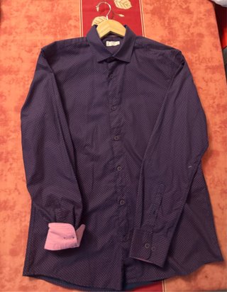 Camisa de vestir morada con puntos