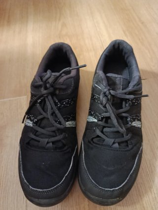 Zapatillas de montaña negras y grises
