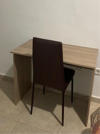 Escritorio madera clara y silla polipiel